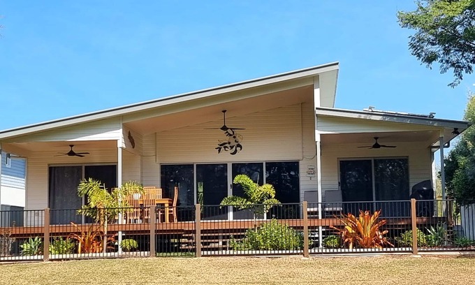 Toogoom House | ABSOLUTE BEACHFRONT 30 seconds walk the to beach DOG FRIENDLY SLEEPS