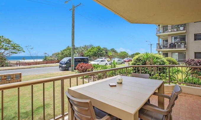 Bilinga Apartment | Absolute beachfront apartment!