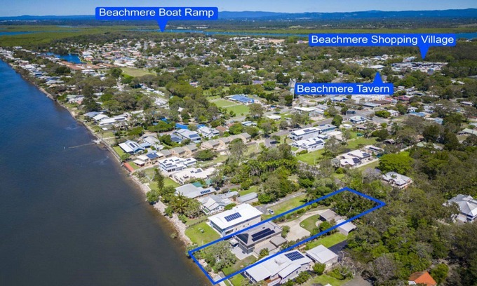 Beachmere House | Absolute Beachfront Holiday House