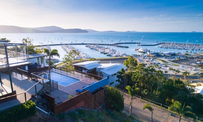 Airlie Beach House | Absolute Luxury! Large 5 Bedroom Holiday Home in the Heart of Airlie.