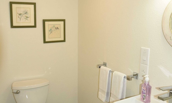 Palacios Cottage | AC, Free WIFI - Sleeps 7 - Full Kitchen