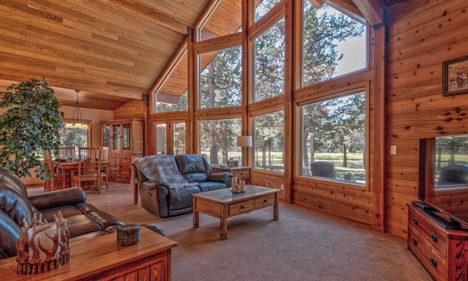 Oregon Water Wonderland Cabin | Access the Big Deschutes River right from the back yard of this amazing home!