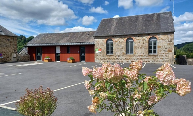 Lonlay-l'Abbaye Apartment | Accessible cottage for disabled, ideal for hikers and families
