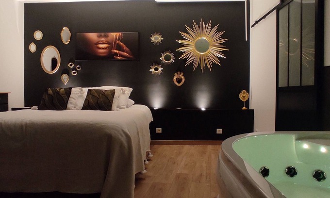 Ailly-sur-Noye Apartment | Accommodation with a landscaped patio with trees. Ideal for a moment for two.