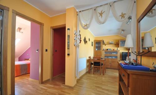 O Pindo Apartment | Acogedor ático a pie de mar y montaña.