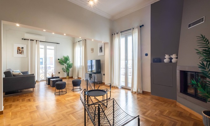 Koukaki Apartment | Acropolis Luxe Retreat 15 ppl 6 Bdrm Neoclassical Home w Jacuzzi Rooftop