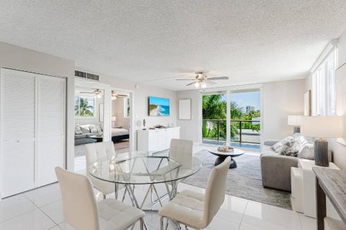 Boca Raton Apartment | Across from Beach | Balcony Pool Parking 2BR
