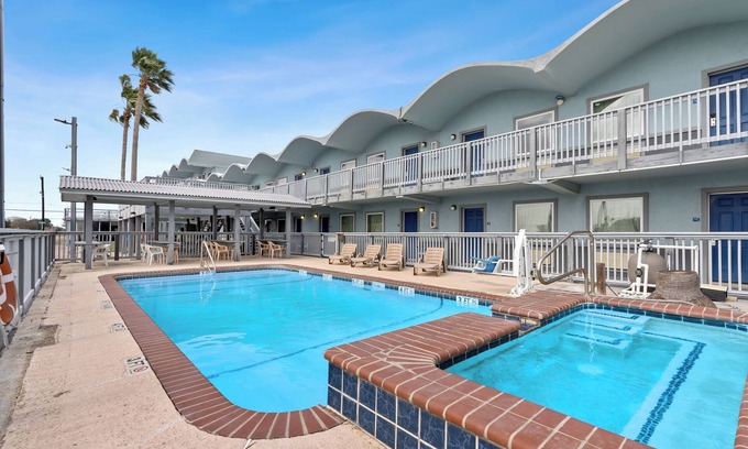 Rockport Hotel | Across from festival grounds & blue wave beach ADA