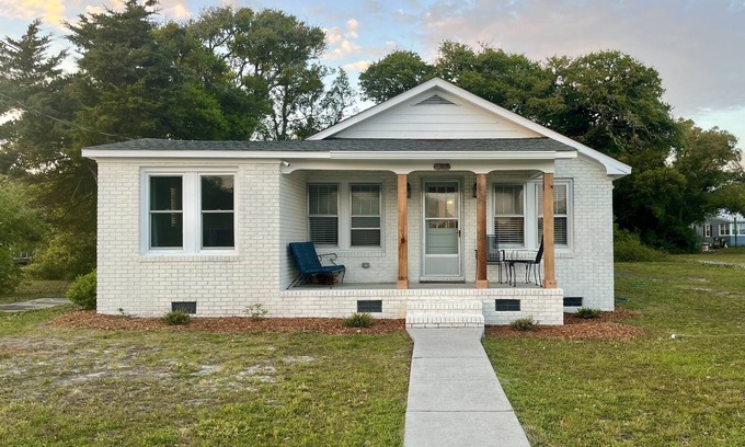 Harkers Island Cottage | Across from marina and fully renovated!