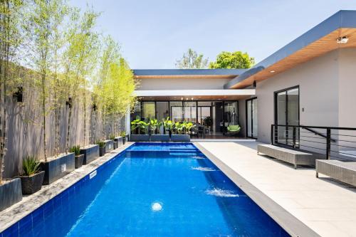Alabang Villa | Addie's Place Soldiers Hills Village Muntinlupa