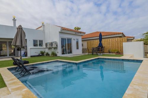 Opal Apartment | Adele's Apartment with Pool, 5 minutes walk to the beach