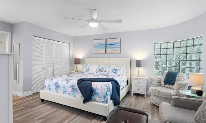 Sarasota House | Adorable 1 Bedroom, 1 Bath guesthouse < 1block to Lido Beach