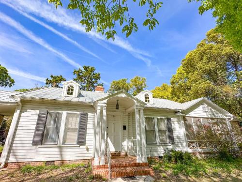Gainesville House | Adorable 1920s home near UF stadium sleeps 10