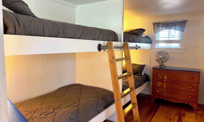 Ocean Park Cabin | Adorable 2 bedroom cabin only 50ft from Beach