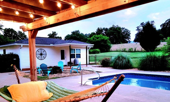 Young Harris Cottage | Adorable & Centrally Located Guest Cottage with Pool Access