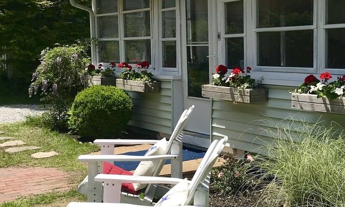Westbrook Center Cottage | Adorable New England Cottage, 2 min walk to Beach 🏖️, Available year round