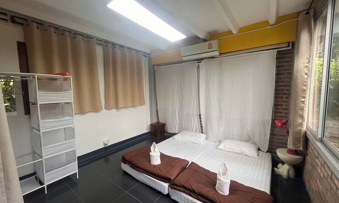 Chang Phueak House | Adorable sunny bedroom with AC in Doi Suthep and nimmamhaemin neighborhood.
