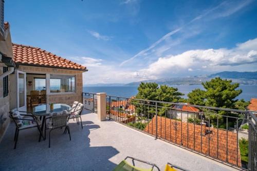 Postira Apartment | Adriatic Sea View Penthouse Apartment with parking - 5 min walk to coast