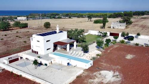 Carovigno Villa | Aeneas Villa Pool & Jacuzzi al mare Torre Guaceto