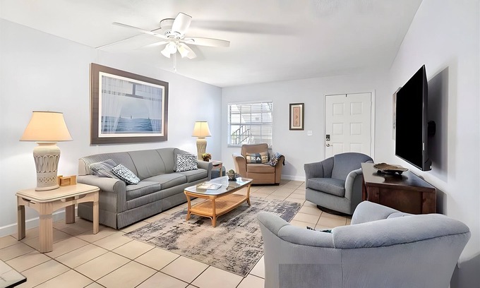 Englewood South Condo | Affordable Relaxation at Palm Manor