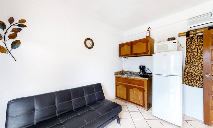 Caye Caulker House | Affordable Suite on Gated Property with Rooftop Deck, WiFi, AC, and Shared Pool