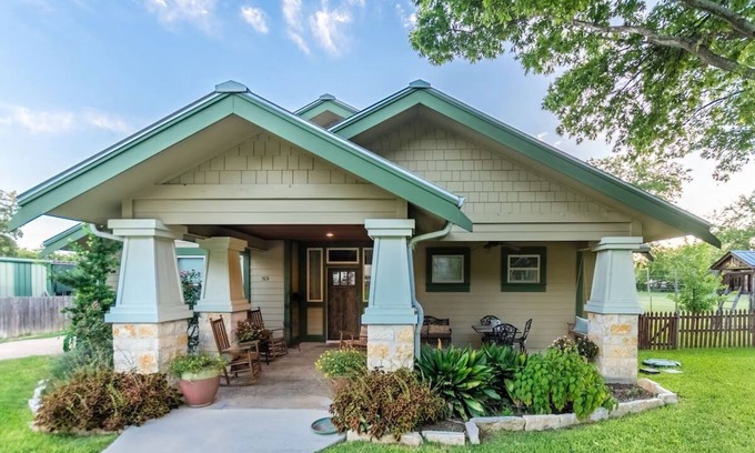 Fredericksburg Cottage | Agape Back Cottage sleeps 5 to 8 property sleeps up to 14, 50A EV charging plug.