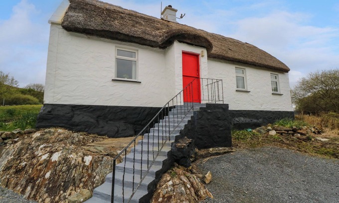 Oughterard Cottage | AGGRAFARD, pet friendly, with open fire in Oughterard, County Galway