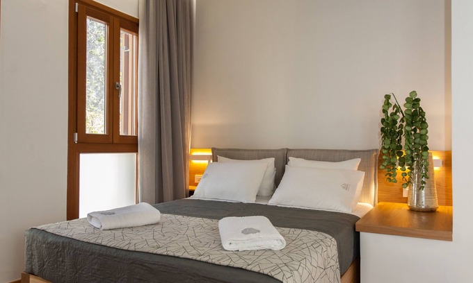 Old Town Apartment | Agora Junior Suite: Stay in the HEART of CHANIA