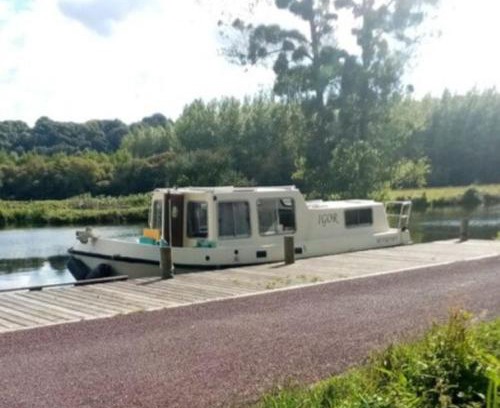 Montertelot Boat Rental | Agréable bateau péniche