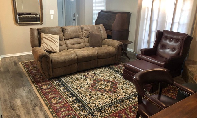 Wheatland House | Aimee's Retreat on Robinson! Convenient to University of OK in Norman!