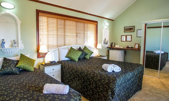 Redcliffe Bed & Breakfast | Ainslie Manor Bed and Breakfast