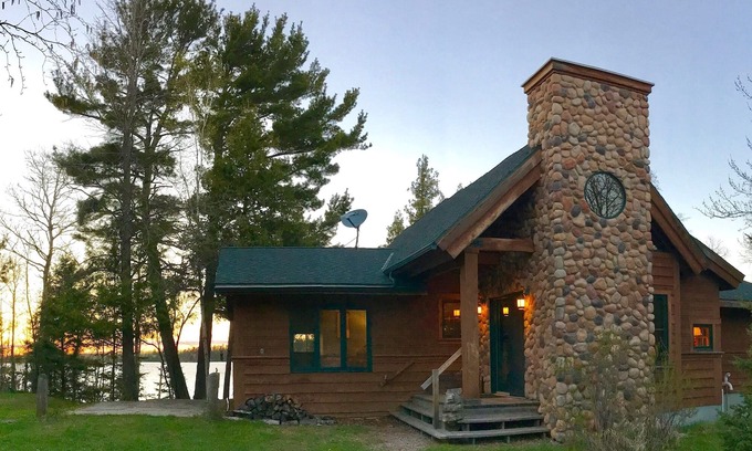 Tower Cabin | Air-Conditioned Year-Round Lakeshore Cabin