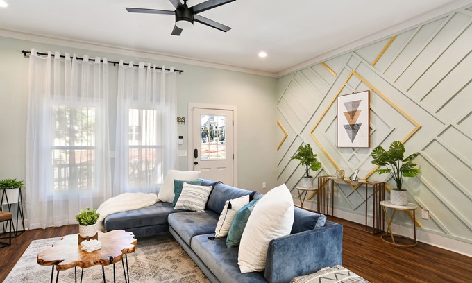 Edgewood House | Airbnb.com/p/DesignedByDom - Over 450 Five-Star Reviews