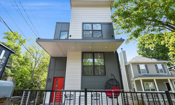Edgewood House | Airbnb.com/p/DesignedByDom - Over 450 Five Star Reviews