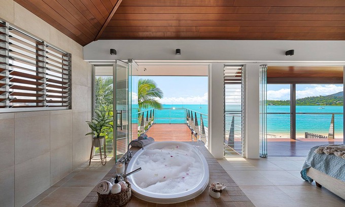 Airlie Beach House | Airlie Beach’s Anusara is surrounded by crystal waters of the Whitsundays