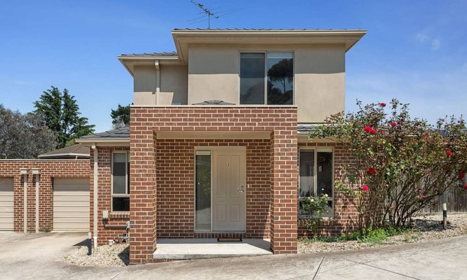 Airport West House | Airport West Stunner by Ready Set Stay- Close to Melb Airport & Pet Friendly
