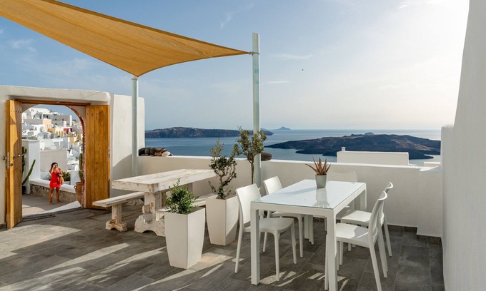 Fira Villa | AKRON CLIFF SUITE LOCATED IN FIRA WITH VOLCANO AND SUNSET VIEW