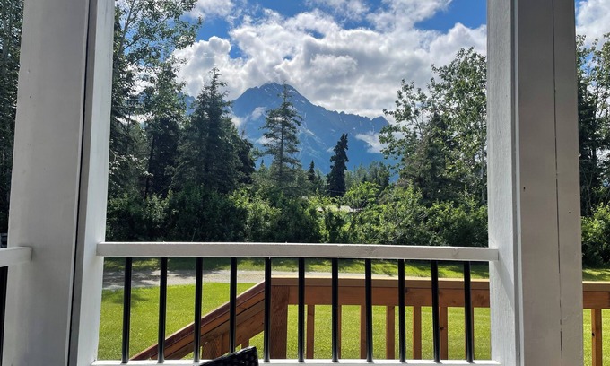 Butte Cabin | Alaskan Adventure Begins Here: Beautiful Creekside Oasis!