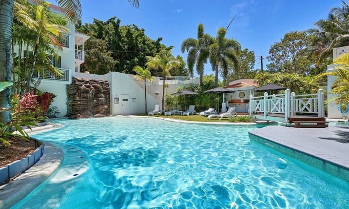 Palm Cove Apartment | Alassio Beachfront Spa Suite 302-2