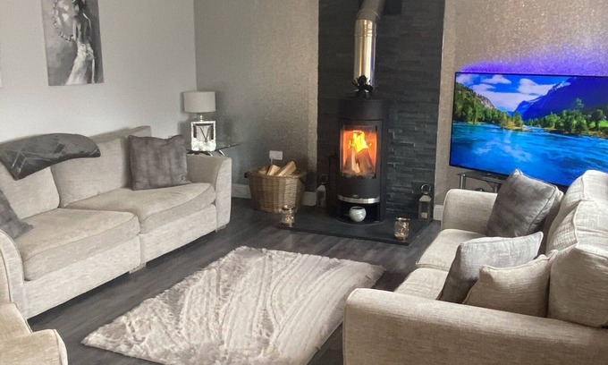 Cromdale House | Alcantara- Modern Highland home with hot tub - sleeps 10