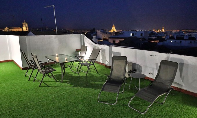 Distrito Centro Apartment | Alfaros 2 apartment in Córdoba with WiFi, integrated air conditioning & shared terrace.