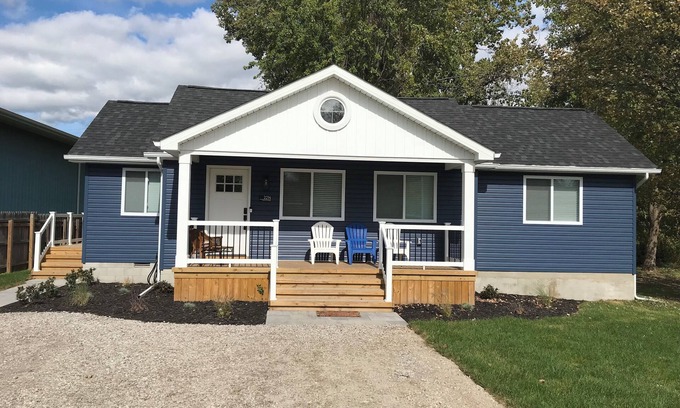 Algonac House | Algonac Harbour House