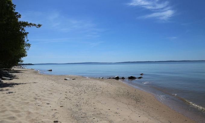 Forest Beach Cottage | Alig Family Tides - Next to Pine Trail Retreat! Shared Beach!