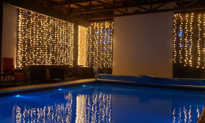 Salmon Arm House | All in one getaway! Indoor pool, hot tub, sauna and more! Close to lake+shopping