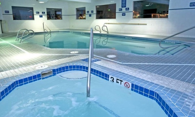 Elko Hotel | ALL TIME BEST HOLIDAY SPOT! COMFY UNIT! Parking and Pool