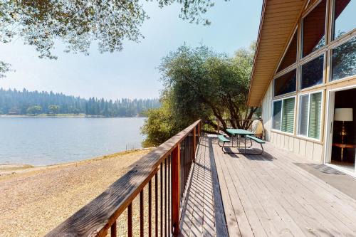 Groveland House | Allen Edgewater Retreat