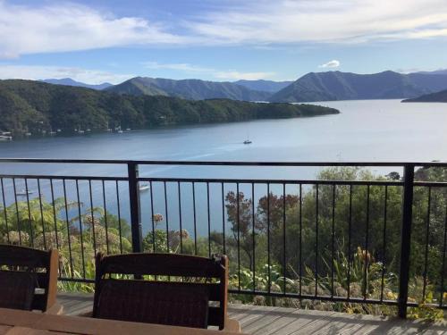 Waikawa Bay Apartment | Allports Sea view Apartment with Spa pool