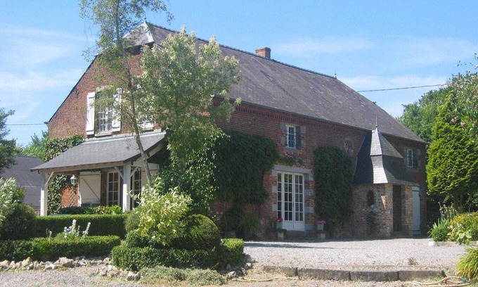 Englancourt Cottage | Alluring Cottage in Englancourt with Fenced Garden