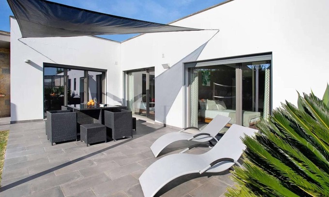 Caldas da Rainha Villa | Alluring Villa with Private Pool, Garden and Coast
