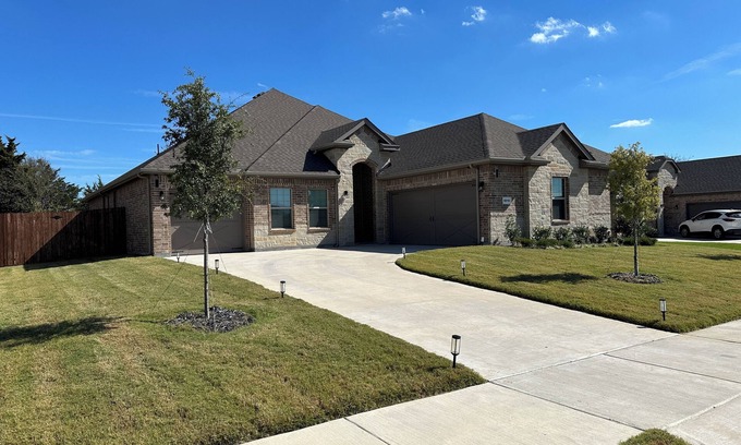 Midlothian House | Almost Brand New 3-bed house in Midlothian with AC and a beautiful outdoor BBQ!